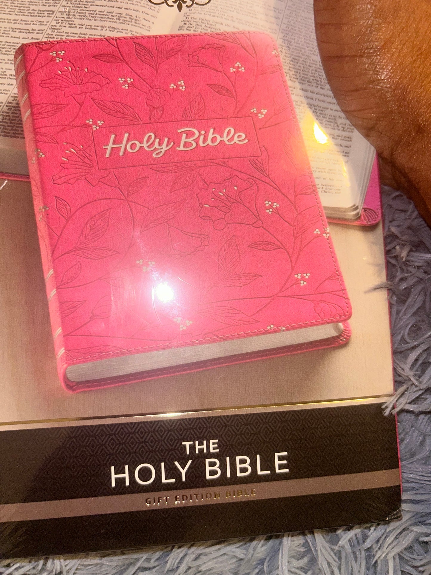 KJV The Holy Bible Pink (Gift Edition Bible)